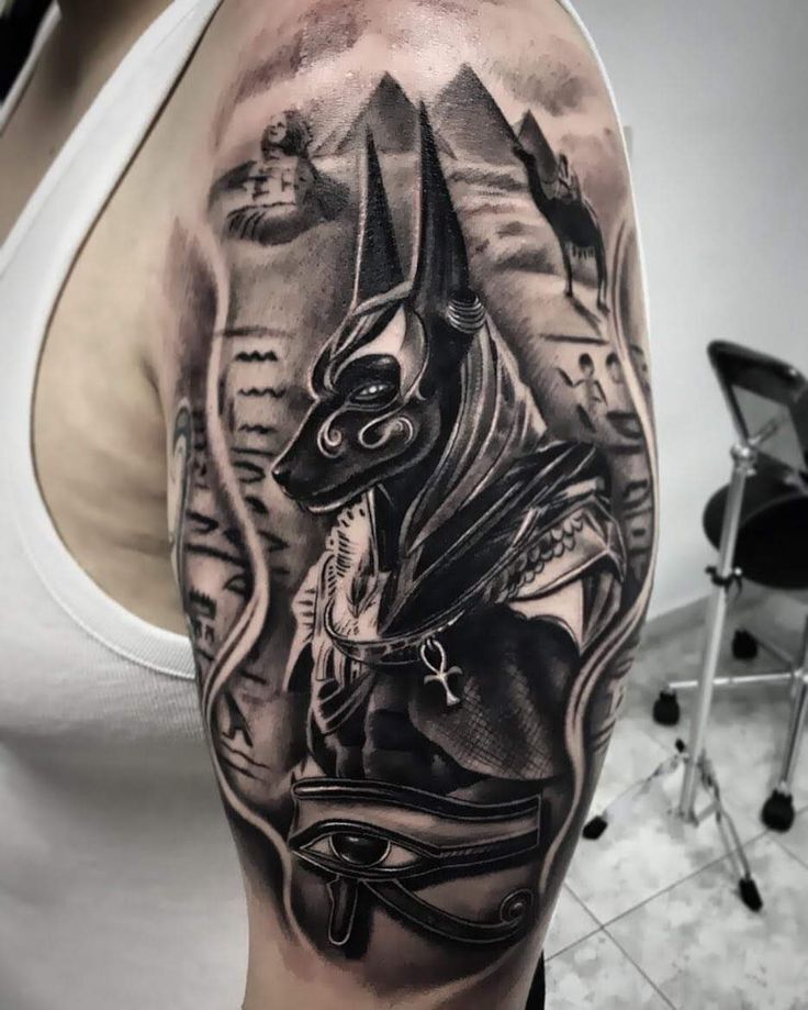 hình xăm anubis đen trắng ở bắp tay hình xăm anubis đen trắng ở bắp tay