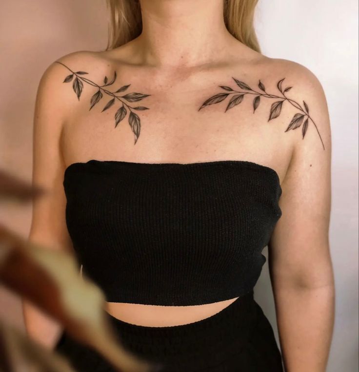 mẫu tattoo lá cây trên xương quai xanh