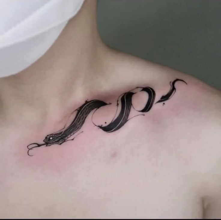 mẫu tattoo xương quai xanh thể hiện sự bí ẩn