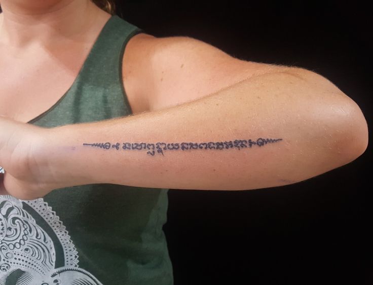 hình xăm khmer ngắn trên cánh tay Top 444+ hình xăm chữ Khmer cho người thích độc lạ - Genztattoo