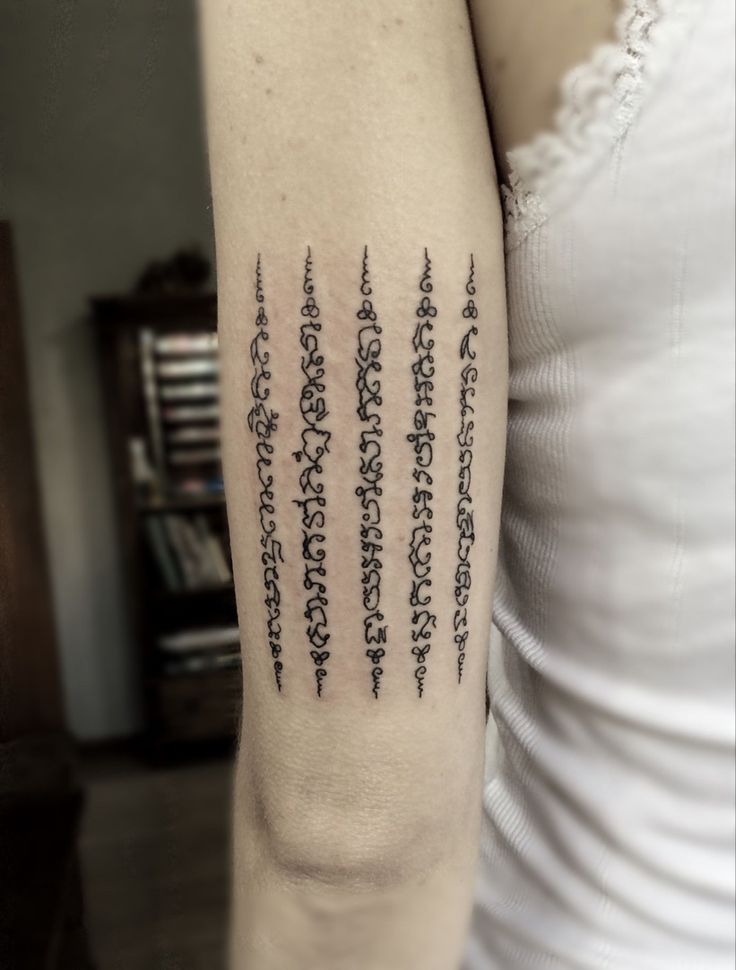 Thiết kế hình xăm Khmer ở cánh tay sau Top 444+ hình xăm chữ Khmer cho người thích độc lạ - Genztattoo