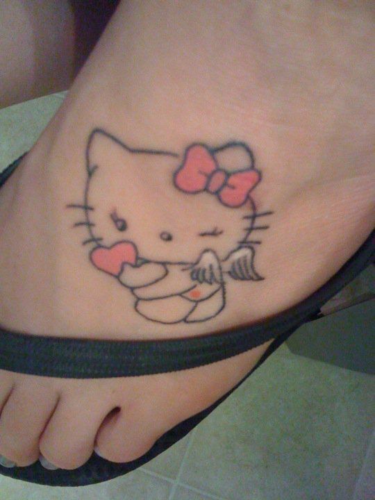 mẫu tattoo thiên thần hello kitty ở bàn chân