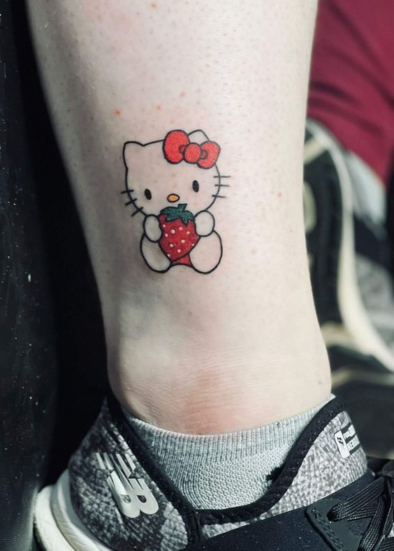 mẫu xăm hello kitty ôm trái dâu