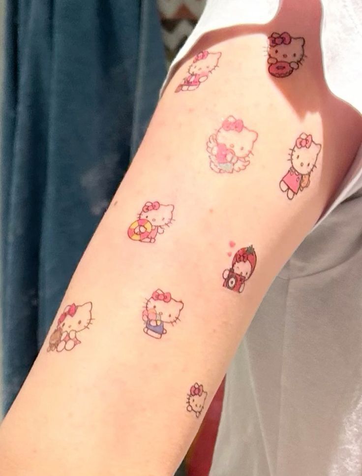 tattoo nhiều mini hello kitty ở bắp tay