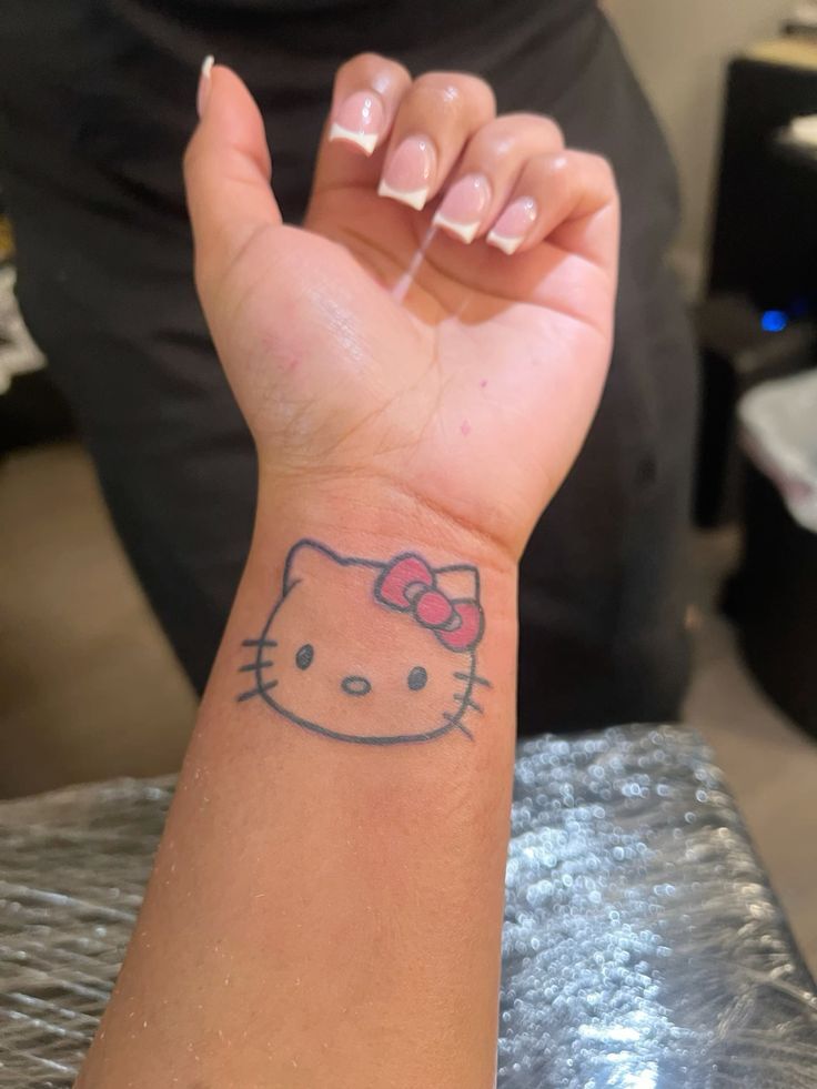 mẫu tattoo mặt hello kitty ở cổ tay