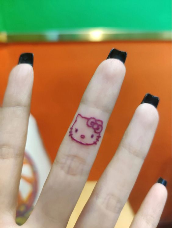 mẫu xăm mặt hello kitty ở ngón tay