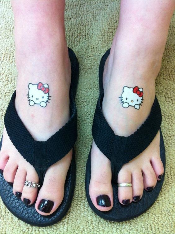 mẫu tattoo hello kitty ở bàn chân