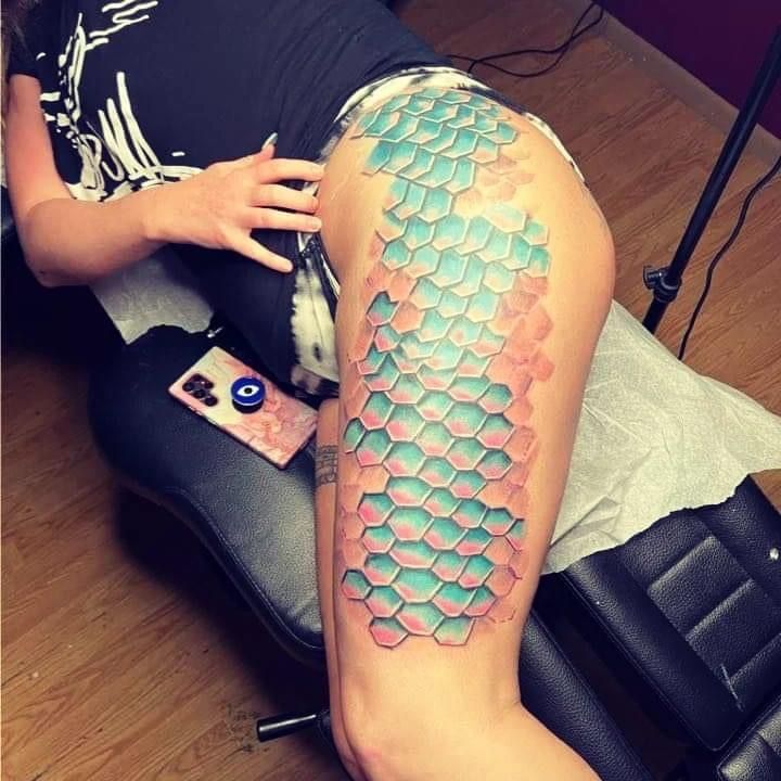 bắt mắt với mẫu tattoo vảy rồng trên đùi