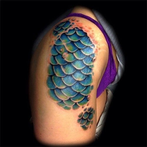 nổi bật với mẫu tattoo vảy rồng trên đùi