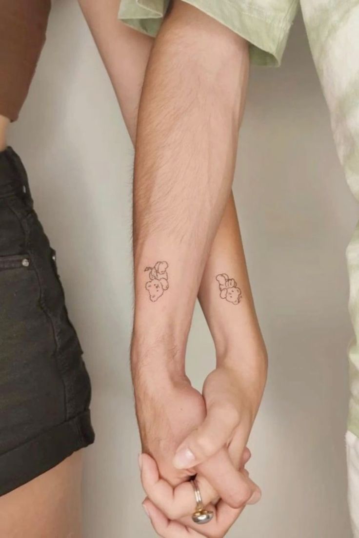hình xăm cặp đôi gấu siêu dễ thương trên cổ tay Top 600+ hình xăm couple siêu ngầu và cá tính - Genztattoo