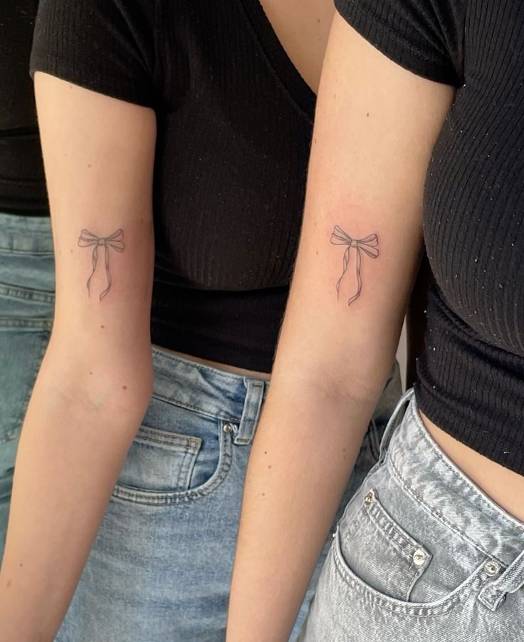Hình xăm nơ nhỏ trên cánh tay của hai khách hàng nữ Top 600+ hình xăm couple siêu ngầu và cá tính - Genztattoo