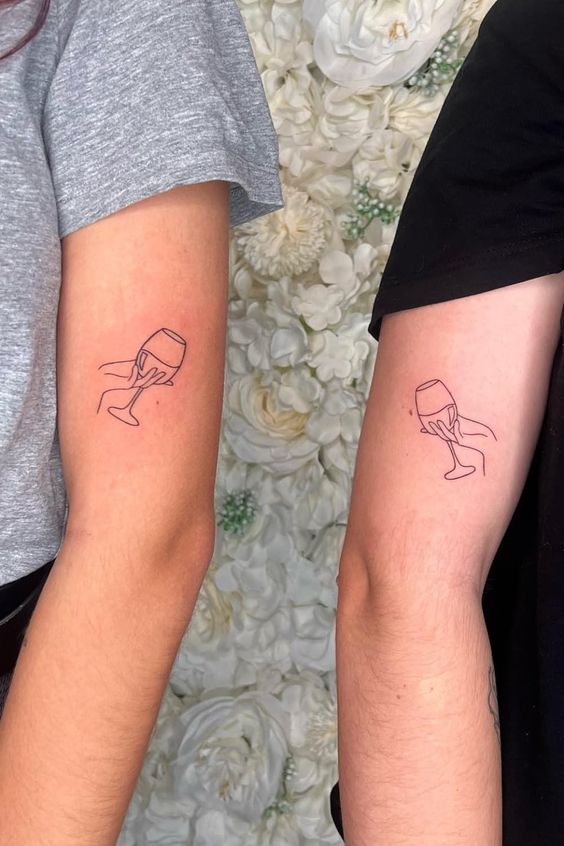 Hình xăm ly rượu vang đôi độc đáo ở bắp tay Top 600+ hình xăm couple siêu ngầu và cá tính - Genztattoo