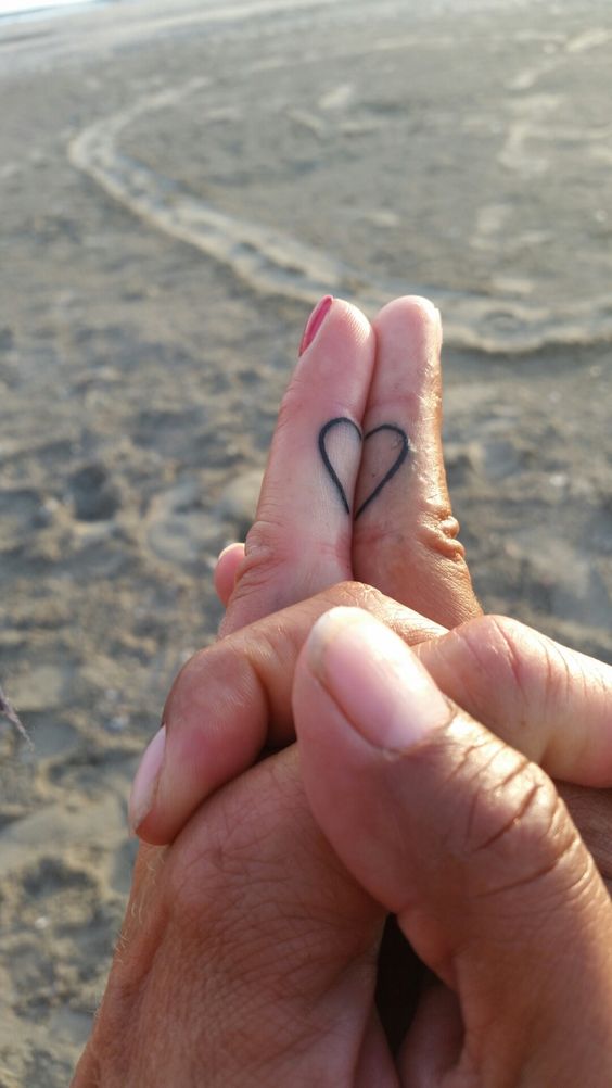 hình xăm trái tim mini cặp đôi trên ngón tay Top 600+ hình xăm couple siêu ngầu và cá tính - Genztattoo