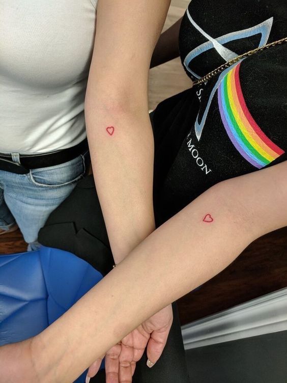 trái tim nhỏ trên tay dành cho những người bạn thân nhất Top 600+ hình xăm couple siêu ngầu và cá tính - Genztattoo