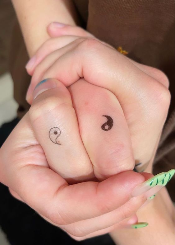 hình xăm âm dương nhỏ trên ngón tay cái Top 600+ hình xăm couple siêu ngầu và cá tính - Genztattoo