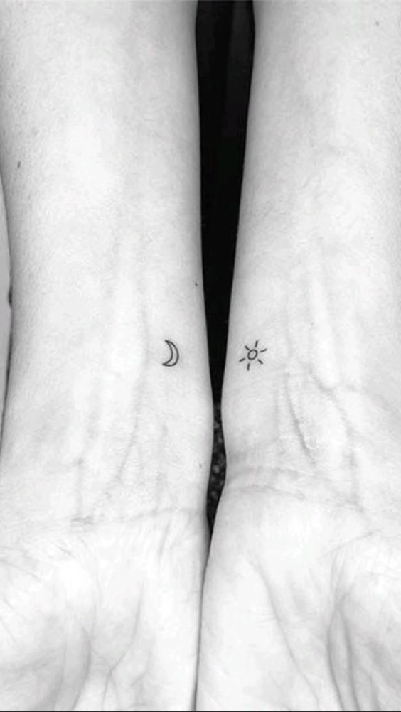 nghệ thuật xăm hình mini ở cổ tay cho cặp đôi Top 600+ hình xăm couple siêu ngầu và cá tính - Genztattoo