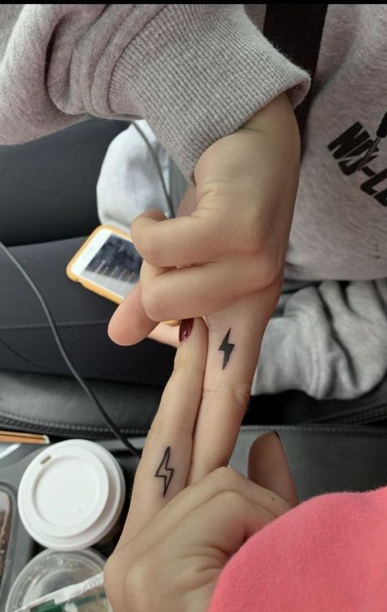 hình xăm tia chớp mini cho cặp đôi trên ngón tay Top 600+ hình xăm couple siêu ngầu và cá tính - Genztattoo