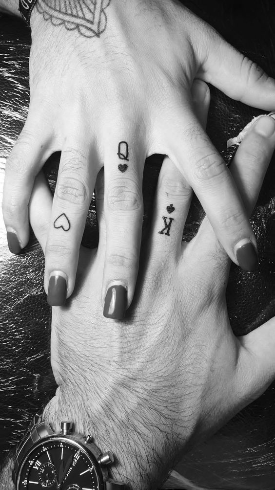 Hình xăm bộ bài Q&K trên ngón tay Top 600+ hình xăm couple siêu ngầu và cá tính - Genztattoo