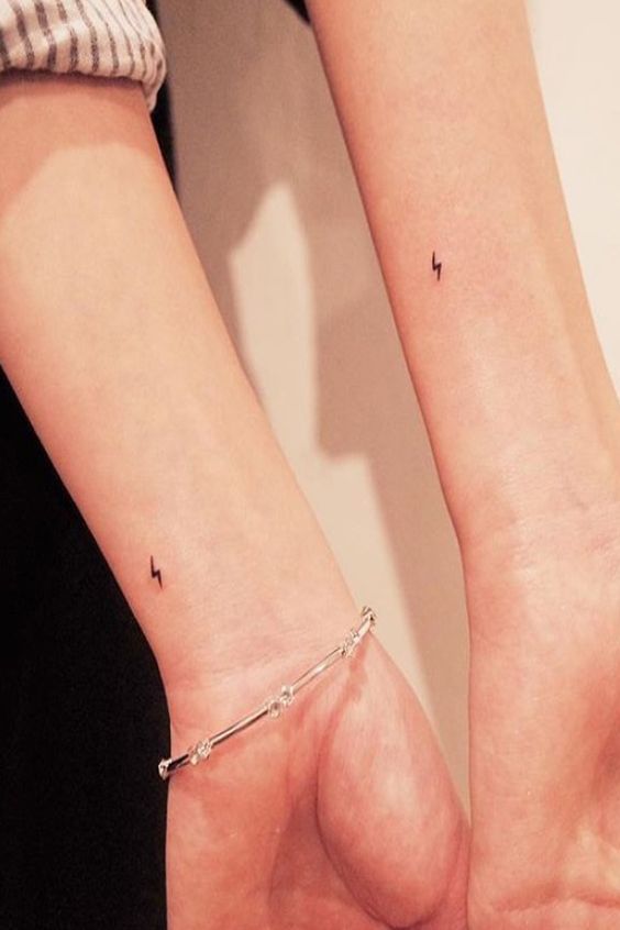 hình xăm tia chớp mini cho cặp đôi trên tay Top 600+ hình xăm couple siêu ngầu và cá tính - Genztattoo