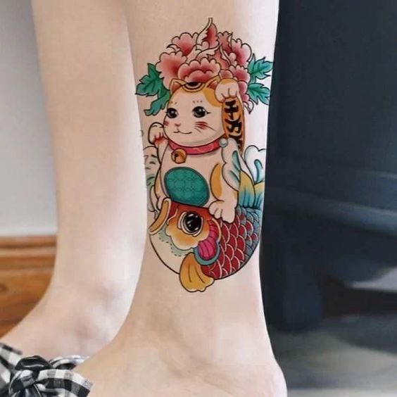 hình xăm mèo thần tài kết hợp cá chép ở cẳng chân hình xăm mèo thần tài kết hợp cá chép ở cẳng chân