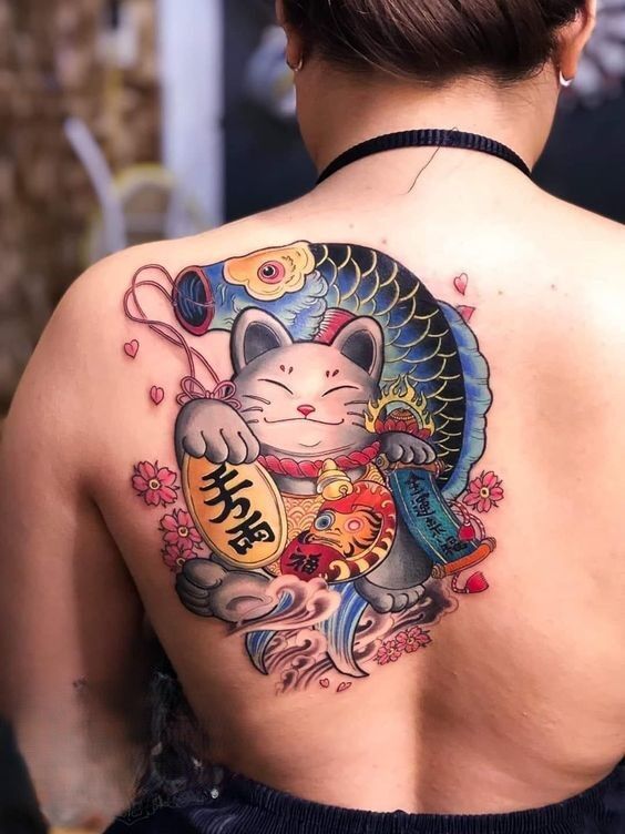 hình xăm mèo thần tài kết hợp cá chép ở lưng của khách hình xăm mèo thần tài kết hợp cá chép ở lưng của khách
