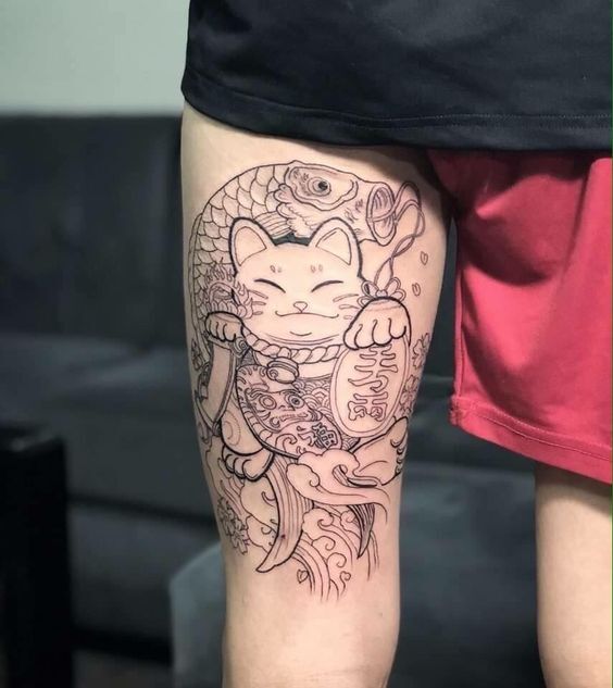 tattoo mèo thần tài kết hợp với cá chép ở đùi tattoo mèo thần tài kết hợp với cá chép ở đùi