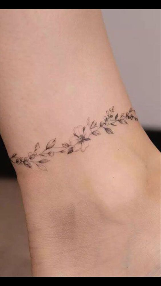 cực đẹp với cành hoa tạo thành mẫu tattoo lắc chân