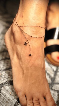 tattoo lắc chân kèm chữ siêu đẹp