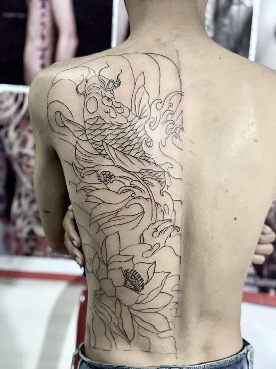 lên nét hình xăm cá chép kết hợp hoa sen kín nửa lưng cho khách lên nét hình xăm cá chép kết hợp hoa sen kín nửa lưng cho khách
