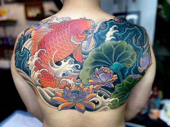 hình xăm cá chép vàng kết hợp họa tiết họa tiết hoa sen kín nữa lưng trên hình xăm cá chép vàng kết hợp họa tiết họa tiết hoa sen kín nữa lưng trên