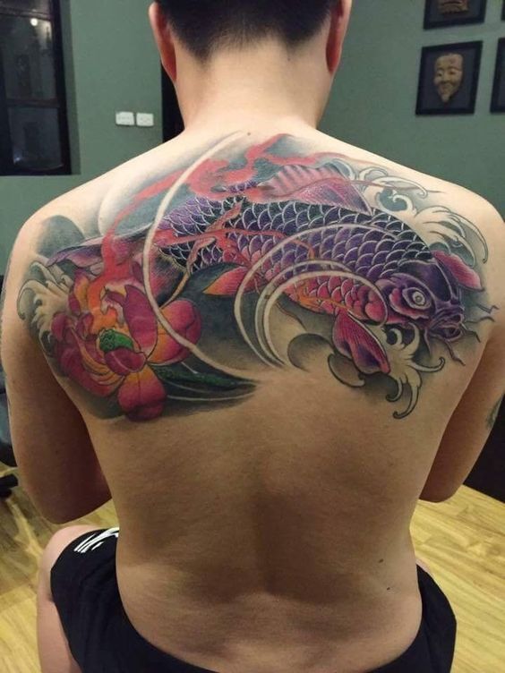 hình xăm cá chép kết hợp hoa sen kín nửa lưng trên của khách hình xăm cá chép kết hợp hoa sen kín nửa lưng trên của khách