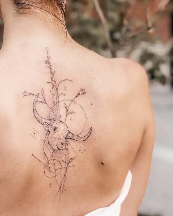 hình xăm con trâu nghệ thuật ở lưng