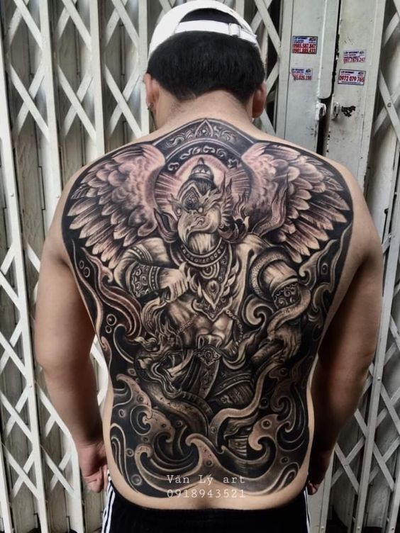 hình xăm garuda kín lưng đơn sắc