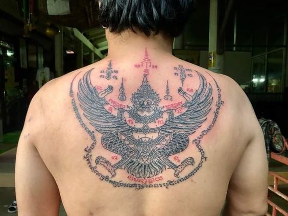 anh khách xăm hình kim sí điểu ở lưng