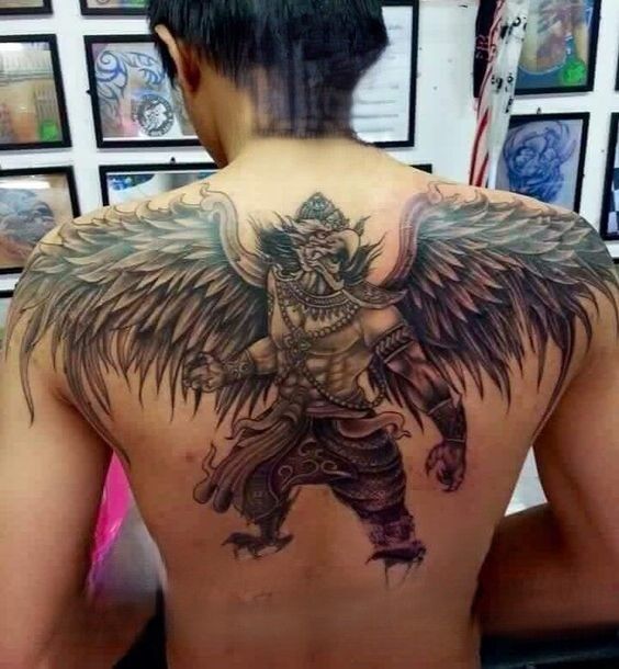 hình xăm kim sí điểu size lớn ở lưng của khách