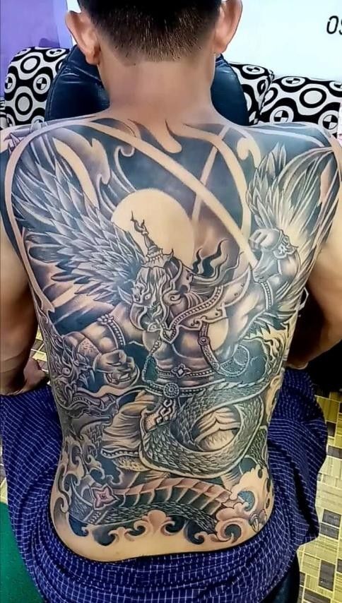 hình xăm kim sí điểu chiến đấu với rắn đơn sắc kín lưng