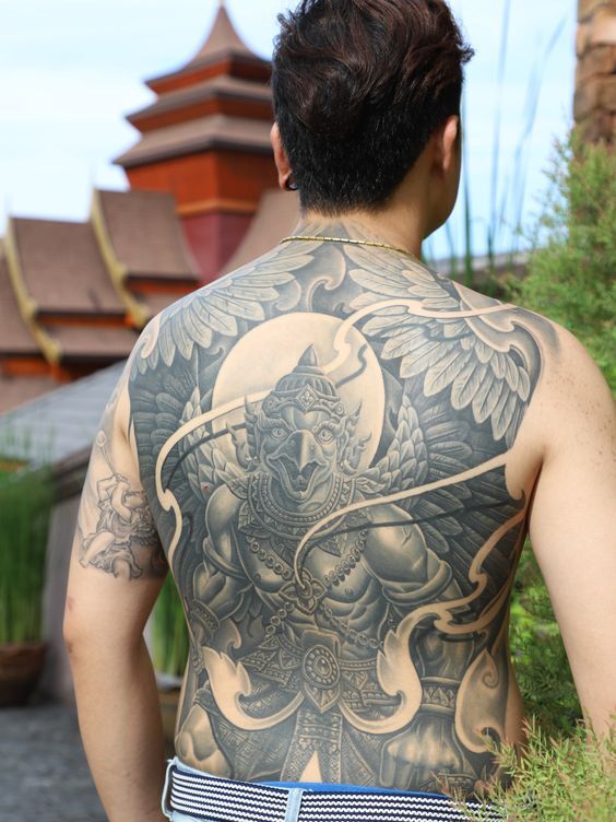 hình xăm kim sí điểu kín lưng đơn sắc