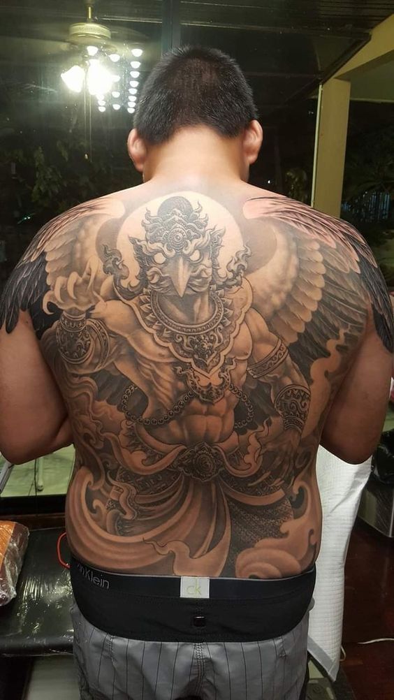 hình xăm kim sí điểu kín lưng tượng trưng cho ánh sáng