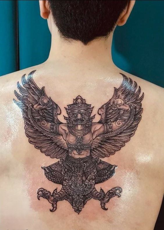 hình xăm kim sí điểu dang cánh ở lưng