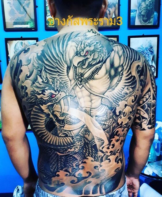 hình xăm kim sí điểu chiến đấu với mãng xà kín lưng
