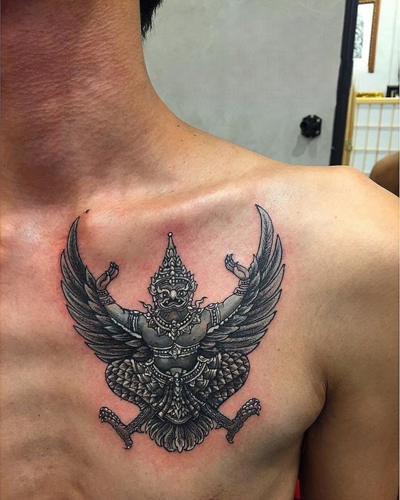 hình xăm garuda ở ngực anh khách