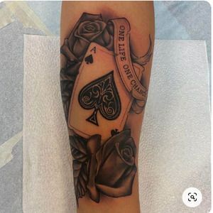 mẫu xăm lá ách bích ở tay