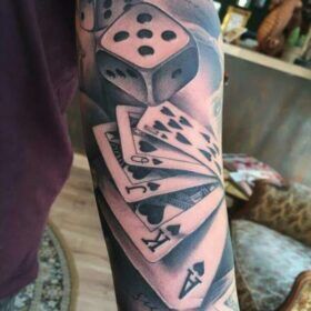 kiểu tattoo các lá bài full bắp tay