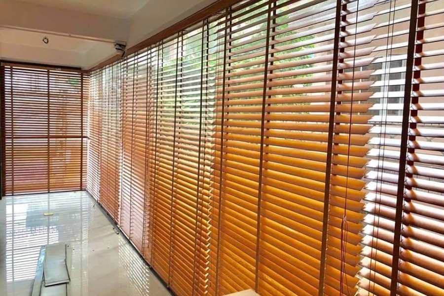 Chọn rèm cửa cho phòng thờ bằng chất liệu gỗ, tre, mây