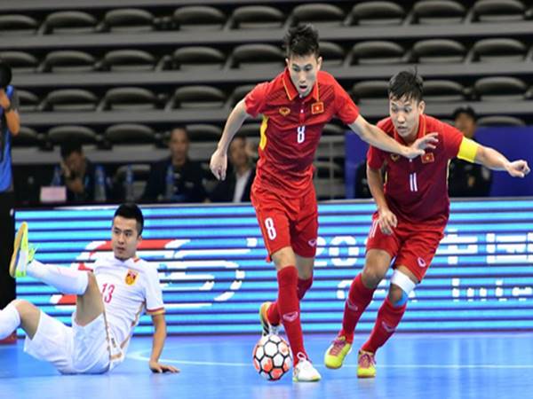 Thả bóng trong bóng đá là gì? Bạn thực hiện kỹ thuật này như thế nào?