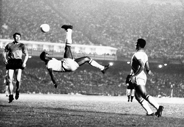 Thực hiện siêu phẩm "Cú đá xe đạp" trong FIFA Online 3