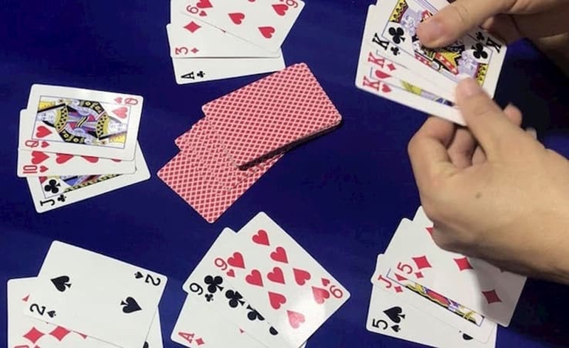 Liêng là gì? Chi tiết luật chơi, cách tính điểm và chiến thuật chơi