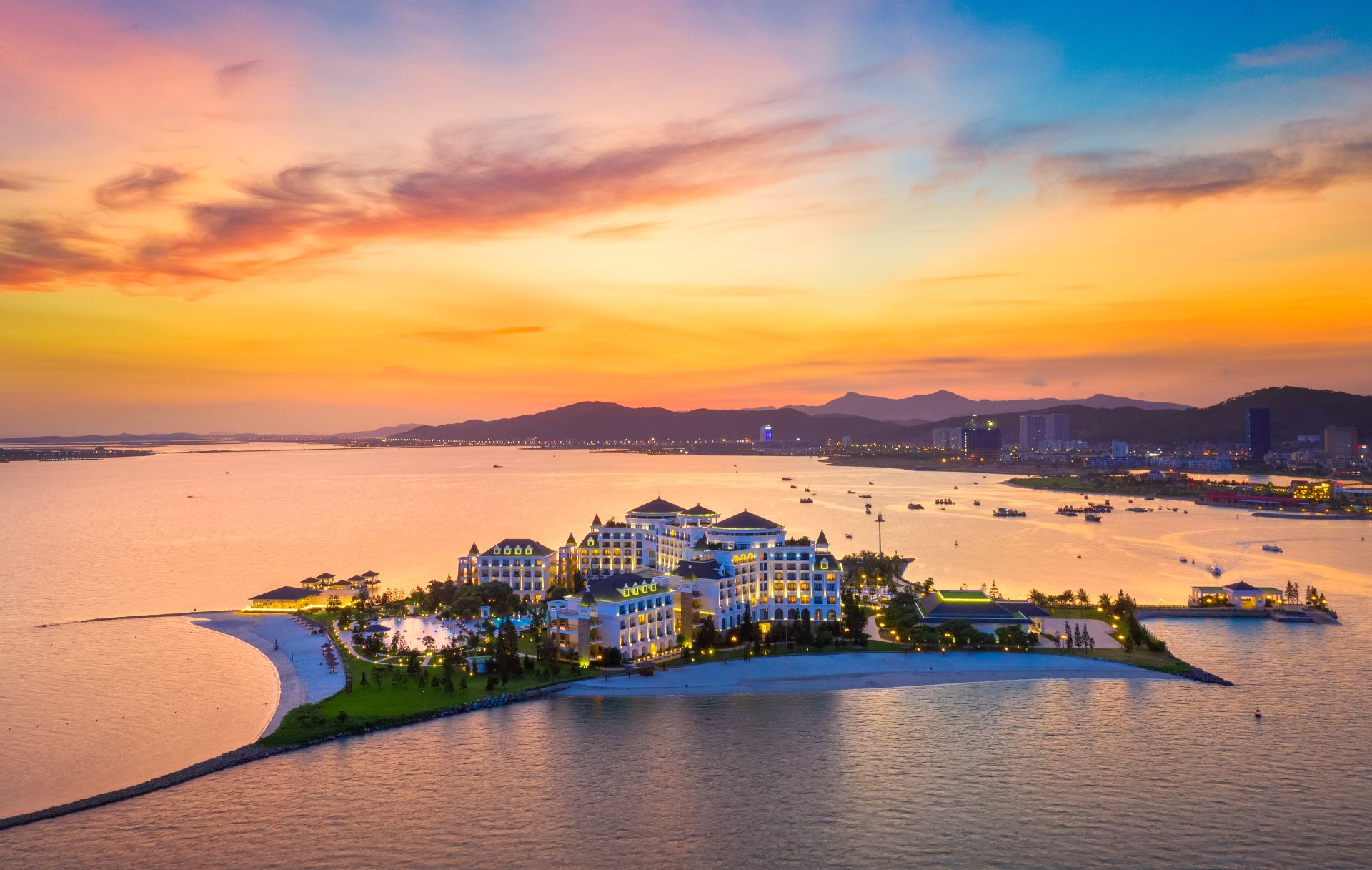 Bãi Cháy Quảng Ninh - Trải nghiệm tự do ăn uống, vui chơi và du lịch
