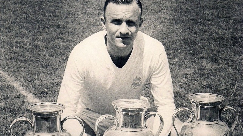 José Santamaría cũng là cái tên có thành tích ấn tượng trong phòng ngự. Hậu vệ Real huyền thoại của lịch sử đội bóng này