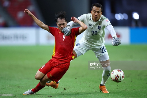 Thủ môn phạm lỗi khi lao ra khỏi vòng cấm